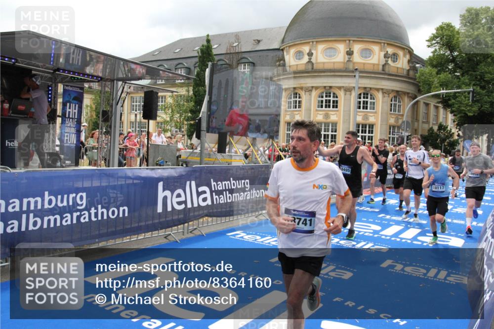 29.06.2025 - hella hamburg halbmarathon Michael Strokosch http://msf.ph/oto/8364160 29.06.2025 10:56:25 Ziel 3048, 4029, 5672, 7547, 7742, 8863, 9622, 10665, 11231, 11309, 15300, 15818, 16375, 18117, 18495, 18652, 18741 meine-sportfotos.de