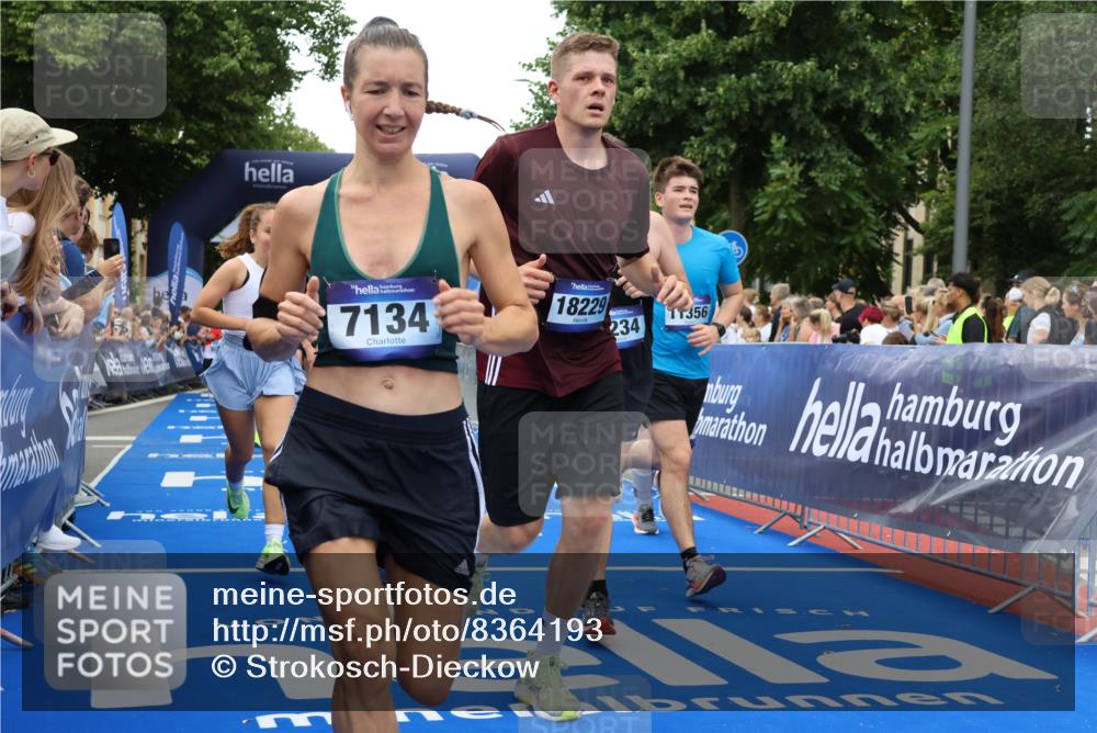 29.06.2025 - hella hamburg halbmarathon Strokosch-Dieckow http://msf.ph/oto/8364193 29.06.2025 10:50:43 Ziel 1399, 2234, 2788, 3947, 4346, 4839, 5018, 5115, 6662, 6712, 7134, 7583, 7786, 7952, 8657, 9057, 10750, 11356, 13701, 13808, 13875, 15426, 15519, 15720, 16291, 17129, 17908, 18182, 18229, 18370, 18413, 18820 meine-sportfotos.de