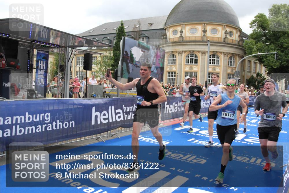29.06.2025 - hella hamburg halbmarathon Michael Strokosch http://msf.ph/oto/8364222 29.06.2025 10:56:26 Ziel 3048, 4029, 5672, 7547, 7742, 8863, 9622, 10665, 11231, 11309, 15300, 15818, 16375, 18117, 18495, 18652, 18741 meine-sportfotos.de