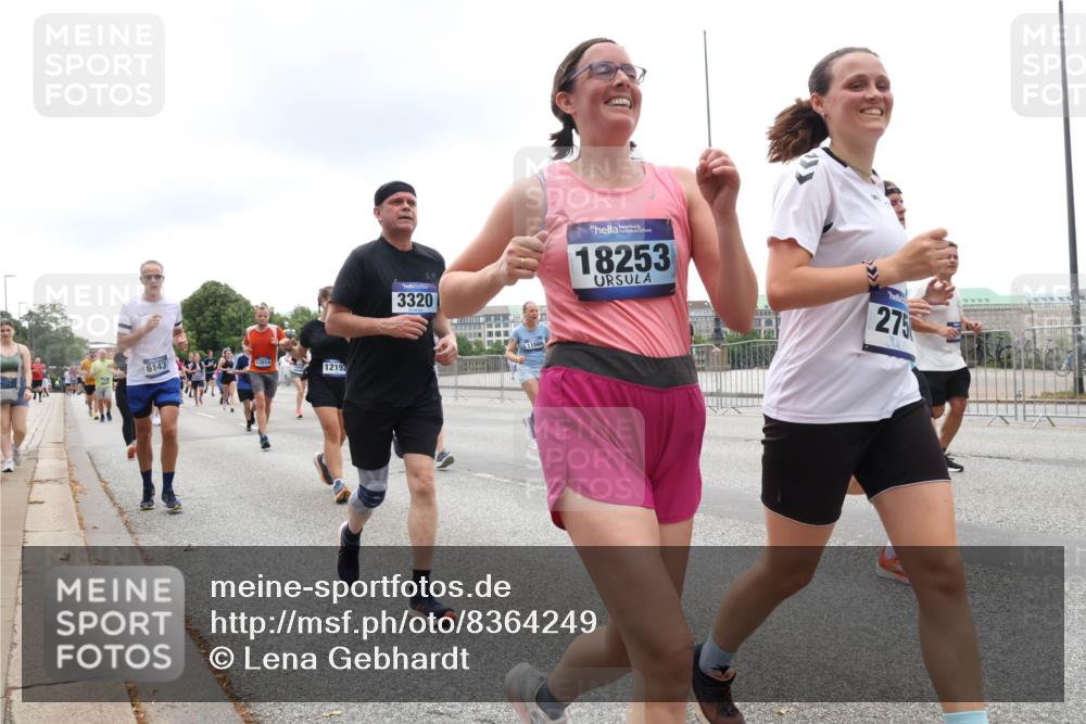 29.06.2025 - hella hamburg halbmarathon Lena Gebhardt http://msf.ph/oto/8364249 29.06.2025 10:48:31 Lombardsbrücke 6143, 13914, 12192, 3320, 11666, 18253, 275, 1142, 1157, 1167, 1174, 1175, 1584, 1645, 1701, 2037, 2195, 2418, 2437, 2438, 2475, 2627, 2650, 2716, 2756, 2909, 2958, 3224, 3320, 3468, 3504, 3661, 3679, 3933, 4327, 4588, 5010, 5585, 5781, 5952, 6143, 7203, 7393, 7394, 7532, 7947, 7948, 8461, 8521, 8719, 8760, 8948, 9775, 9787, 9921, 10059, 10145, 10204, 10366, 10654, 10656, 11364, 11365, 11548, 11742, 11781, 13814, 13845, 15715, 16498, 16499, 16701 meine-sportfotos.de