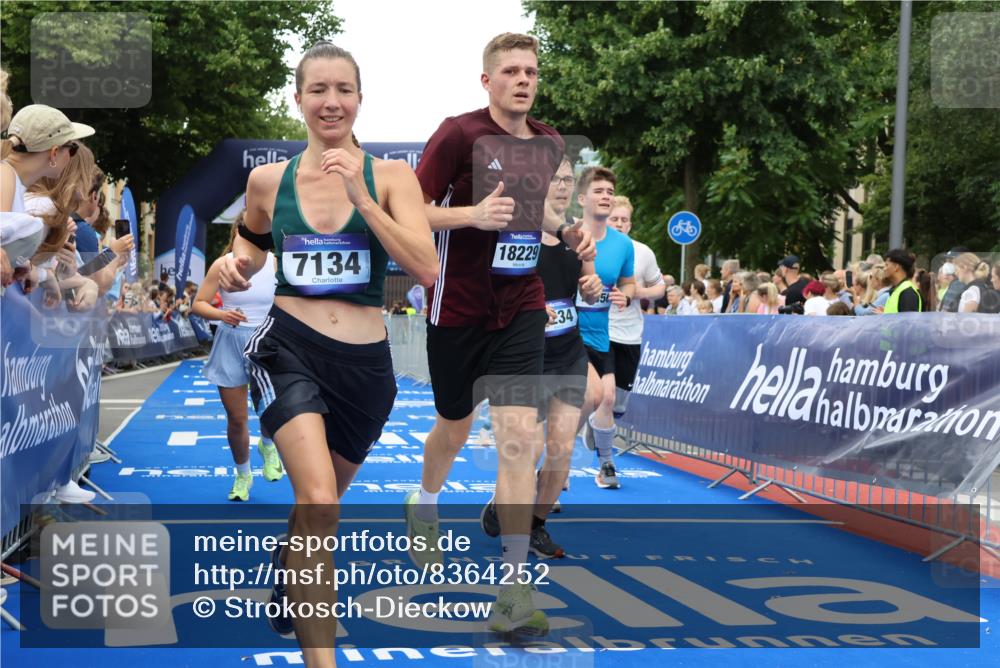 29.06.2025 - hella hamburg halbmarathon Strokosch-Dieckow http://msf.ph/oto/8364252 29.06.2025 10:50:43 Ziel 1399, 2234, 2788, 3947, 4346, 4839, 5018, 5115, 6662, 6712, 7134, 7583, 7786, 7952, 8657, 9057, 10750, 11356, 13701, 13808, 13875, 15426, 15519, 15720, 16291, 17129, 17908, 18182, 18229, 18370, 18413, 18820 meine-sportfotos.de