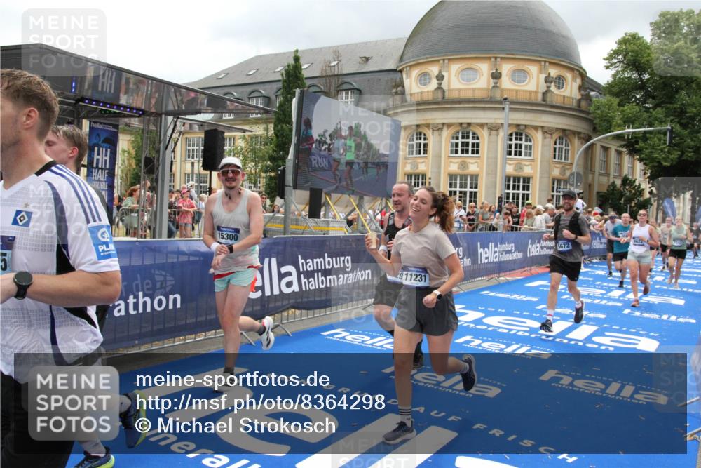 29.06.2025 - hella hamburg halbmarathon Michael Strokosch http://msf.ph/oto/8364298 29.06.2025 10:56:27 Ziel 3048, 4029, 5672, 7742, 8863, 9622, 10665, 11231, 11309, 15300, 15818, 16375, 17734, 18117, 18495, 18652, 18741 meine-sportfotos.de