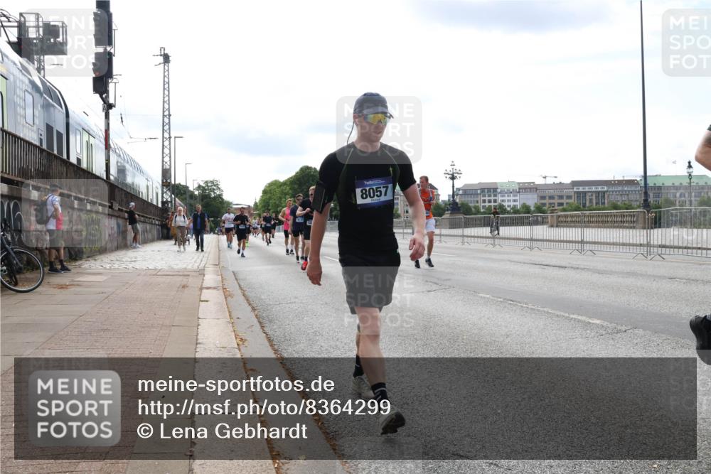 29.06.2025 - hella hamburg halbmarathon Lena Gebhardt http://msf.ph/oto/8364299 29.06.2025 10:14:23 Lombardsbrücke 8057, 1194, 1406, 1728, 1890, 2494, 2990, 3020, 3154, 3756, 3834, 3939, 4032, 4962, 5191, 5670, 6028, 6083, 6089, 6287, 6366, 6710, 7209, 7442, 7802, 7840, 7991, 8001, 8057, 8147, 8409, 8892, 9845, 9886, 10224, 10610, 11987, 12467, 12938, 13237, 13285, 13788, 14488, 15482, 15840, 16126, 17439, 17985, 18041, 18236, 18239 meine-sportfotos.de