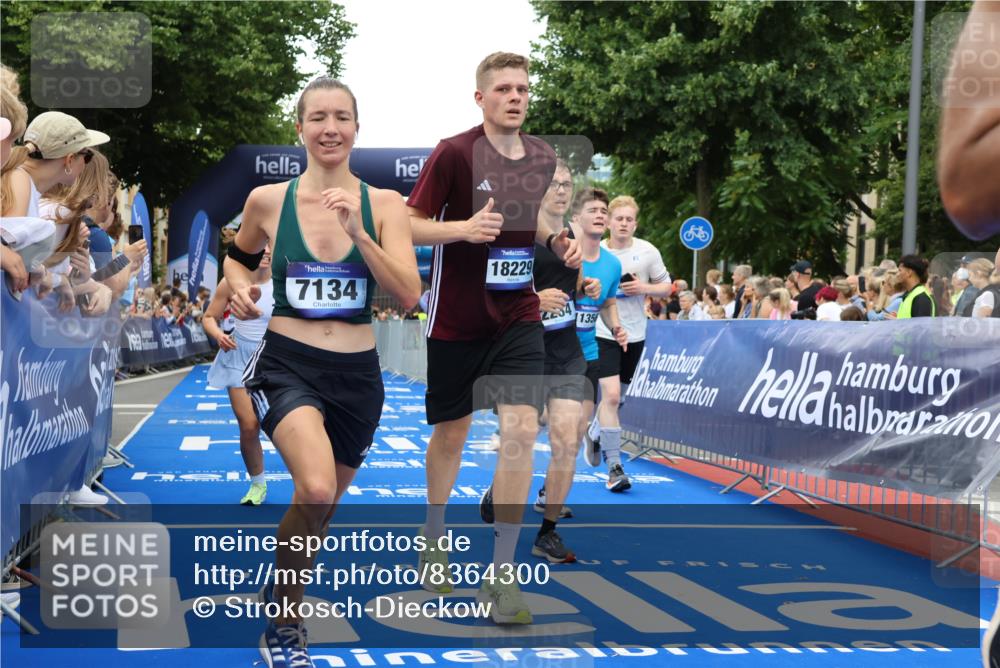 29.06.2025 - hella hamburg halbmarathon Strokosch-Dieckow http://msf.ph/oto/8364300 29.06.2025 10:50:43 Ziel 1399, 2234, 2788, 3947, 4346, 4839, 5018, 5115, 6662, 6712, 7134, 7583, 7786, 7952, 8657, 9057, 10750, 11356, 13701, 13808, 13875, 15426, 15519, 15720, 16291, 17129, 17908, 18182, 18229, 18370, 18413, 18820 meine-sportfotos.de