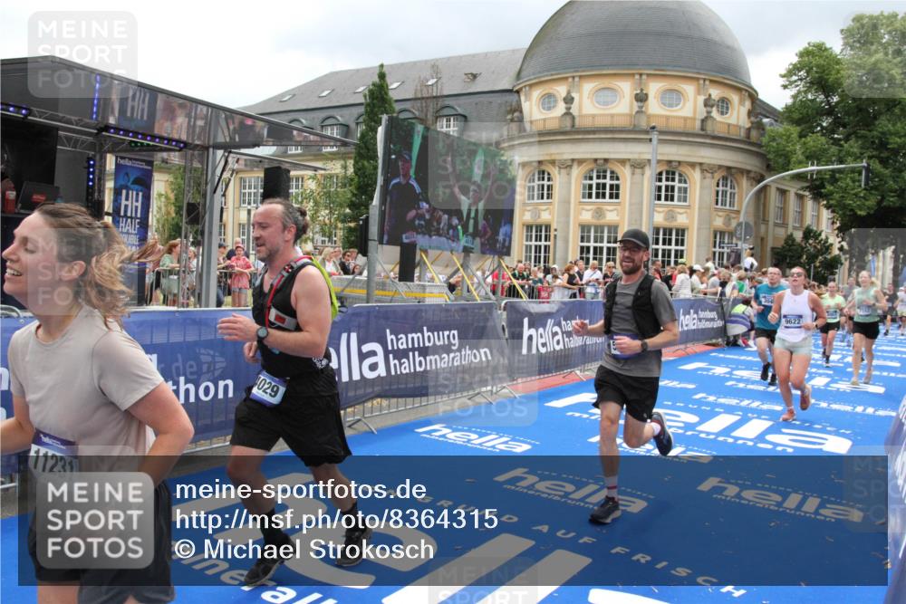 29.06.2025 - hella hamburg halbmarathon Michael Strokosch http://msf.ph/oto/8364315 29.06.2025 10:56:28 Ziel 3048, 4029, 5672, 6399, 7742, 8863, 9622, 10665, 11231, 11309, 15300, 15818, 16257, 16375, 17734, 18117, 18495, 18652 meine-sportfotos.de