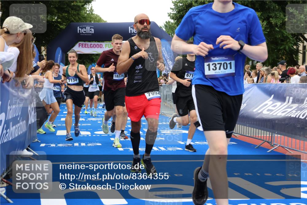 29.06.2025 - hella hamburg halbmarathon Strokosch-Dieckow http://msf.ph/oto/8364355 29.06.2025 10:50:42 Ziel 1399, 2234, 2788, 4346, 5115, 6662, 6712, 7134, 7583, 7786, 7952, 8657, 9057, 10750, 11356, 13701, 13808, 13875, 15426, 15519, 15720, 16291, 17129, 17908, 18182, 18229, 18370, 18413, 18820 meine-sportfotos.de