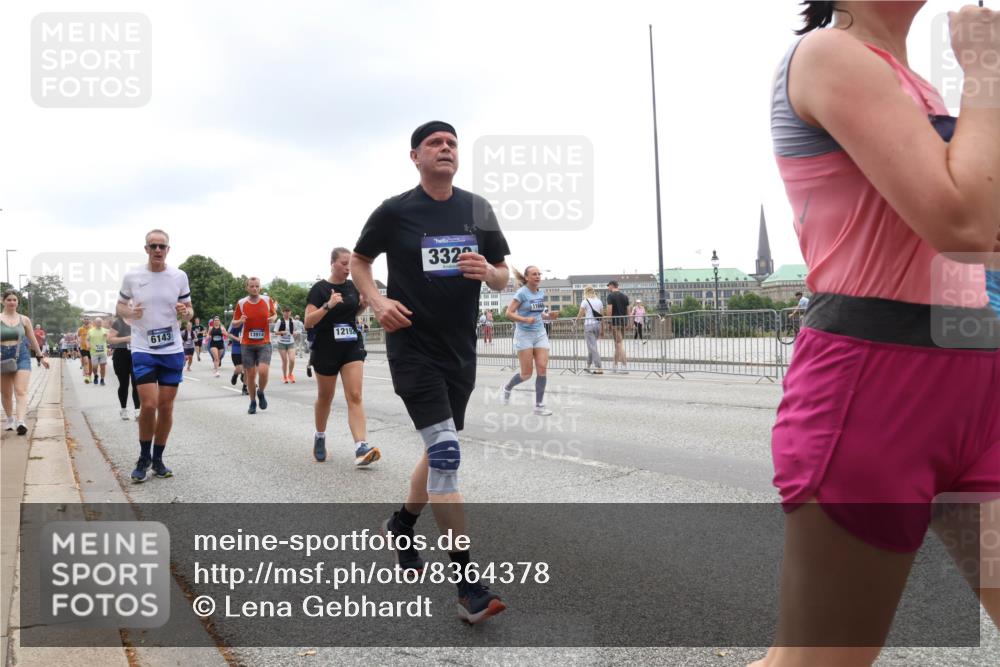 29.06.2025 - hella hamburg halbmarathon Lena Gebhardt http://msf.ph/oto/8364378 29.06.2025 10:48:32 Lombardsbrücke 6143, 13914, 1219, 332, 11666, 1142, 1157, 1167, 1174, 1175, 1584, 1645, 1701, 2037, 2195, 2418, 2437, 2438, 2475, 2627, 2650, 2716, 2756, 2909, 2958, 3224, 3320, 3468, 3504, 3661, 3679, 3933, 4327, 4588, 5010, 5585, 5781, 5952, 6143, 7203, 7393, 7394, 7532, 7947, 7948, 8461, 8521, 8719, 8760, 8948, 9552, 9775, 9787, 9921, 10059, 10145, 10204, 10366, 10524, 10654, 10656, 11364, 11365, 11548, 11742, 11781, 13814, 13845, 15715, 16498, 16499, 16701 meine-sportfotos.de