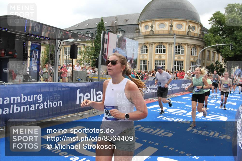 29.06.2025 - hella hamburg halbmarathon Michael Strokosch http://msf.ph/oto/8364409 29.06.2025 10:56:30 Ziel 1583, 3048, 4029, 5672, 6399, 7742, 8863, 9622, 10665, 11231, 15407, 15818, 16257, 16261, 17268, 17734, 18746, 18835 meine-sportfotos.de