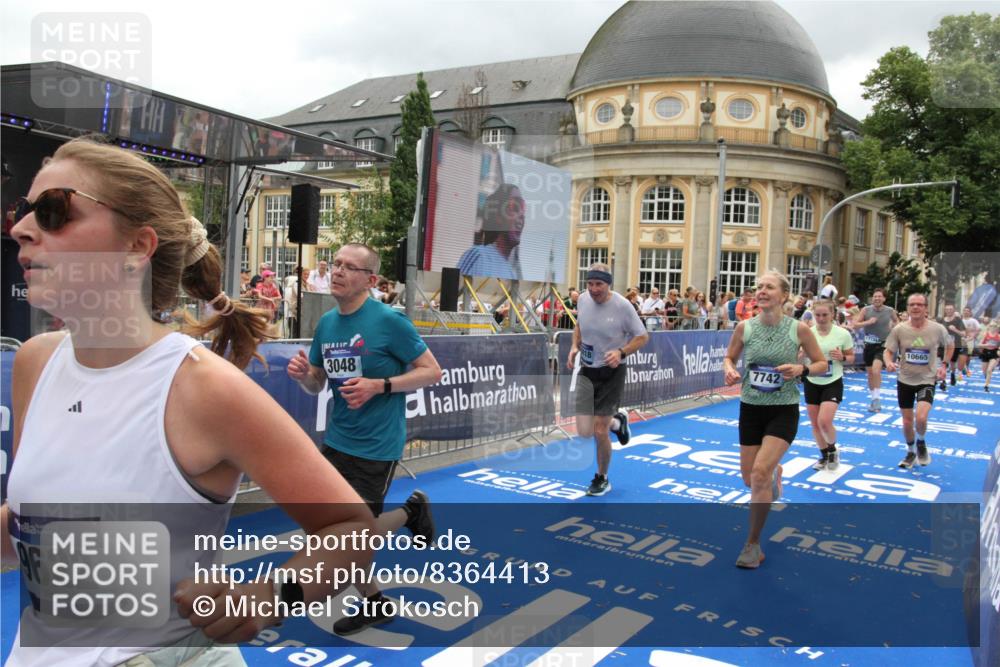 29.06.2025 - hella hamburg halbmarathon Michael Strokosch http://msf.ph/oto/8364413 29.06.2025 10:56:30 Ziel 1583, 3048, 4029, 5672, 6399, 7742, 8863, 9622, 10665, 11231, 15407, 15818, 16257, 16261, 17268, 17734, 18746, 18835 meine-sportfotos.de