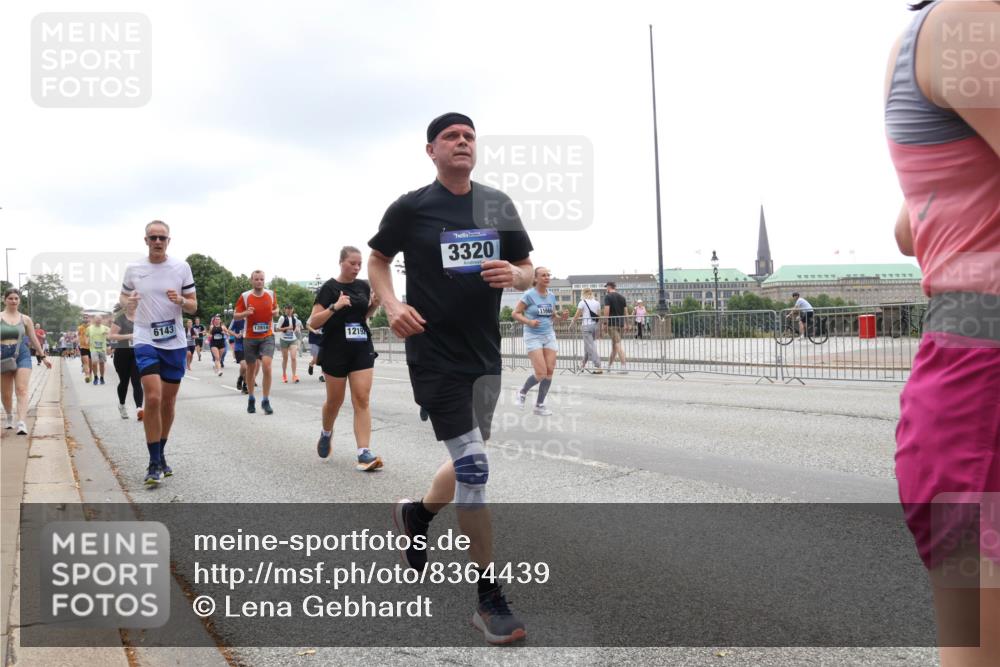 29.06.2025 - hella hamburg halbmarathon Lena Gebhardt http://msf.ph/oto/8364439 29.06.2025 10:48:32 Lombardsbrücke 6143, 13914, 1219, 3320, 1142, 1157, 1167, 1174, 1175, 1584, 1645, 1701, 2037, 2195, 2418, 2437, 2438, 2475, 2627, 2650, 2716, 2756, 2909, 2958, 3224, 3320, 3468, 3504, 3661, 3679, 3933, 4327, 4588, 5010, 5585, 5781, 5952, 6143, 7203, 7393, 7394, 7532, 7947, 7948, 8461, 8521, 8719, 8760, 8948, 9552, 9775, 9787, 9921, 10059, 10145, 10204, 10366, 10524, 10654, 10656, 11364, 11365, 11548, 11742, 11781, 13814, 13845, 15715, 16498, 16499, 16701 meine-sportfotos.de