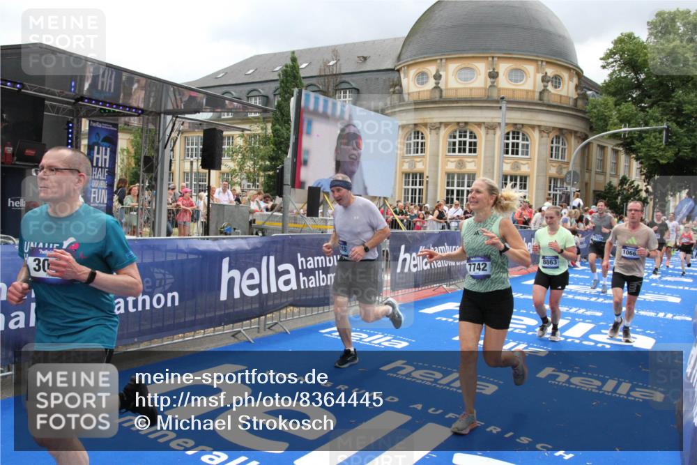 29.06.2025 - hella hamburg halbmarathon Michael Strokosch http://msf.ph/oto/8364445 29.06.2025 10:56:31 Ziel 1583, 3048, 5744, 6399, 7742, 8863, 9622, 10093, 10665, 15407, 15818, 16257, 16261, 17268, 17734, 18746, 18835 meine-sportfotos.de