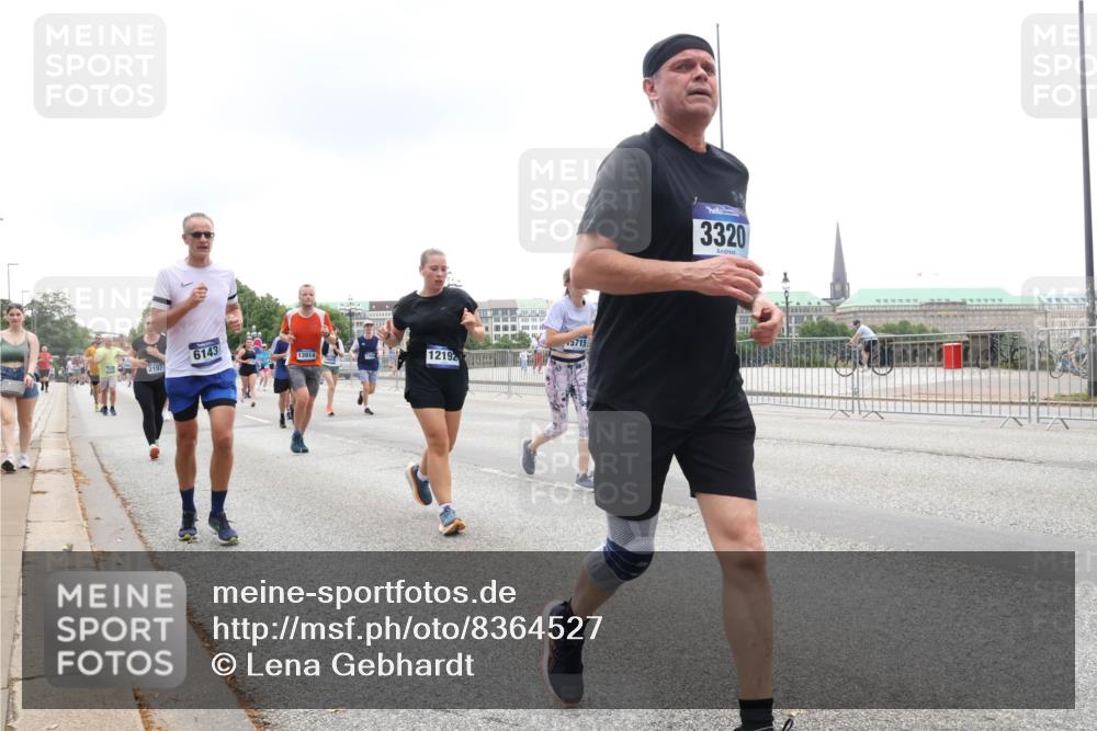 29.06.2025 - hella hamburg halbmarathon Lena Gebhardt http://msf.ph/oto/8364527 29.06.2025 10:48:32 Lombardsbrücke 6143, 13914, 1219, 5715, 3320, 1142, 1157, 1167, 1174, 1175, 1584, 1645, 1701, 2037, 2195, 2418, 2437, 2438, 2475, 2627, 2650, 2716, 2756, 2909, 2958, 3224, 3320, 3468, 3504, 3661, 3679, 3933, 4327, 4588, 5010, 5585, 5781, 5952, 6143, 7203, 7393, 7394, 7532, 7947, 7948, 8461, 8521, 8719, 8760, 8948, 9552, 9775, 9787, 9921, 10059, 10145, 10204, 10366, 10524, 10654, 10656, 11364, 11365, 11548, 11742, 11781, 13814, 13845, 15715, 16498, 16499, 16701 meine-sportfotos.de