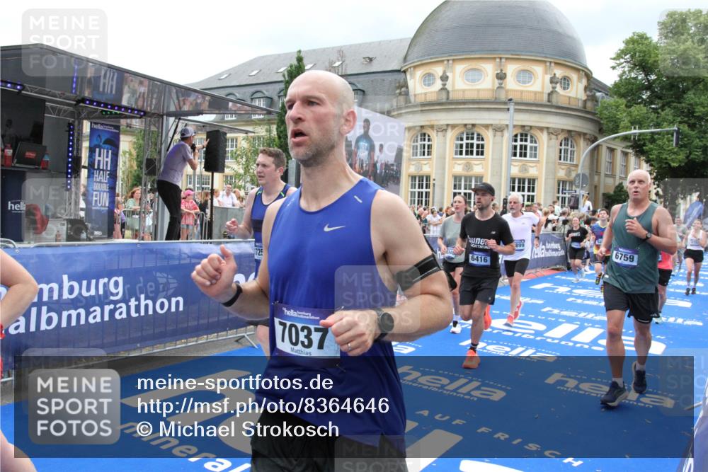 29.06.2025 - hella hamburg halbmarathon Michael Strokosch http://msf.ph/oto/8364646 29.06.2025 10:56:43 Ziel 2083, 4152, 5721, 6416, 6759, 7037, 7646, 8311, 8744, 8996, 9488, 11083, 11870, 12509, 13863, 14369, 15134, 15145, 15712, 16043, 16121, 17259, 18340, 18634, 18899, 19120 meine-sportfotos.de
