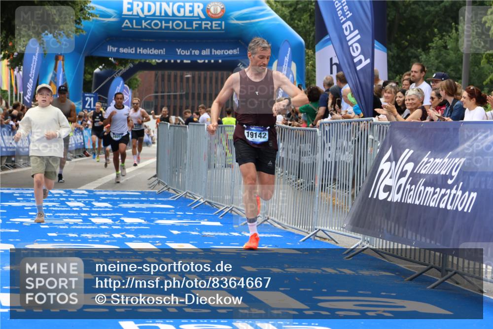 29.06.2025 - hella hamburg halbmarathon Strokosch-Dieckow http://msf.ph/oto/8364667 29.06.2025 10:28:57 Ziel 1827, 10351, 18874, 19142 meine-sportfotos.de