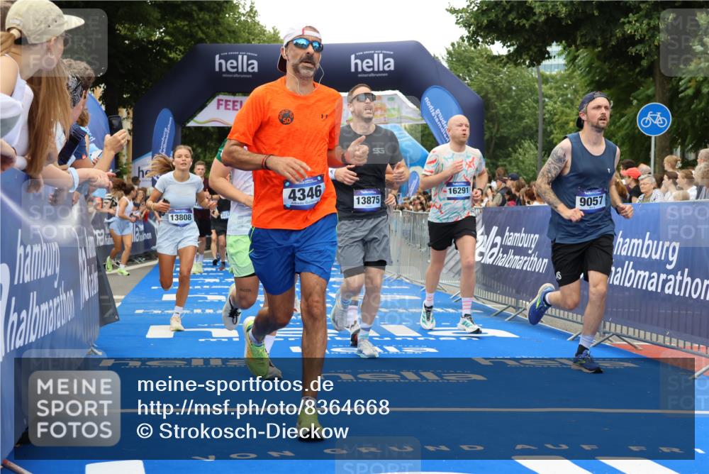 29.06.2025 - hella hamburg halbmarathon Strokosch-Dieckow http://msf.ph/oto/8364668 29.06.2025 10:50:37 Ziel 1399, 1750, 2234, 2788, 3414, 4346, 5447, 6282, 6662, 6712, 7134, 7397, 7583, 7786, 7952, 8576, 9057, 11214, 11356, 13701, 13808, 13812, 13875, 15519, 15803, 16291, 16806, 17179, 17247, 17908, 18006, 18229, 18413, 18820 meine-sportfotos.de