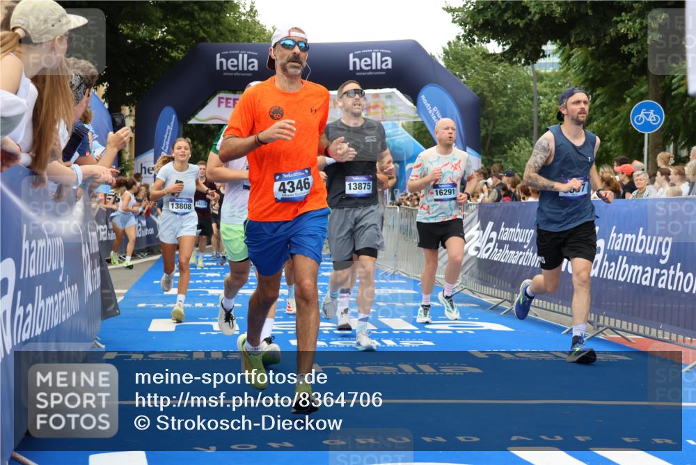 29.06.2025 - hella hamburg halbmarathon Strokosch-Dieckow http://msf.ph/oto/8364706 29.06.2025 10:50:37 Ziel 1399, 1750, 2234, 2788, 3414, 4346, 5447, 6282, 6662, 6712, 7134, 7397, 7583, 7786, 7952, 8576, 9057, 11214, 11356, 13701, 13808, 13812, 13875, 15519, 15803, 16291, 16806, 17179, 17247, 17908, 18006, 18229, 18413, 18820 meine-sportfotos.de