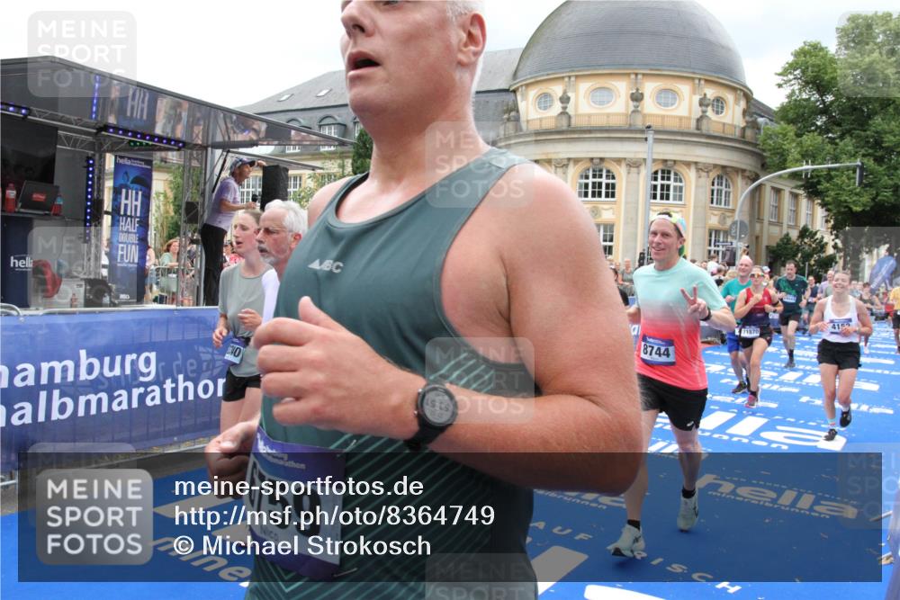 29.06.2025 - hella hamburg halbmarathon Michael Strokosch http://msf.ph/oto/8364749 29.06.2025 10:56:45 Ziel 4152, 6416, 6759, 7037, 7646, 8311, 8744, 8825, 8996, 9488, 11083, 11870, 14369, 14461, 15134, 15145, 15431, 15712, 16043, 16121, 17259, 18340, 18634, 18899 meine-sportfotos.de