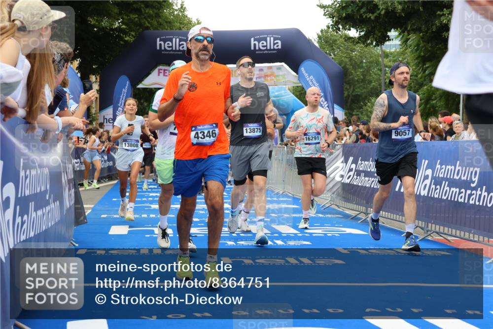 29.06.2025 - hella hamburg halbmarathon Strokosch-Dieckow http://msf.ph/oto/8364751 29.06.2025 10:50:36 Ziel 1399, 1750, 2234, 2788, 3414, 4346, 5447, 6282, 6662, 6712, 7134, 7397, 7583, 7786, 7952, 8153, 8576, 9057, 11214, 11356, 13701, 13808, 13812, 13875, 15519, 15803, 16291, 16806, 17179, 17247, 18006, 18229, 18413, 18820 meine-sportfotos.de