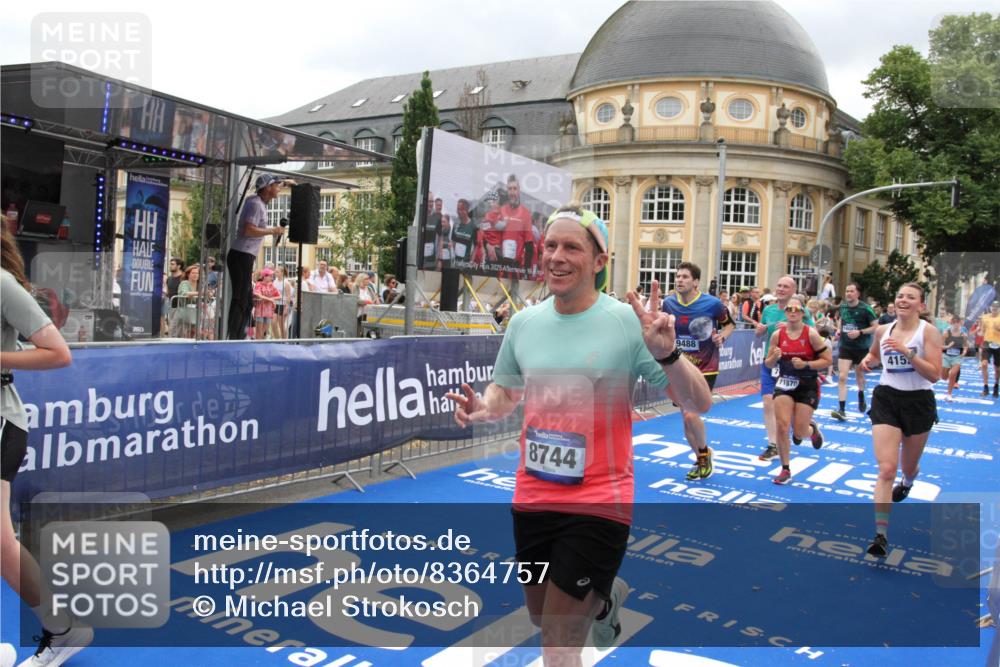 29.06.2025 - hella hamburg halbmarathon Michael Strokosch http://msf.ph/oto/8364757 29.06.2025 10:56:45 Ziel 4152, 6416, 6759, 7037, 7646, 8311, 8744, 8825, 8996, 9488, 11083, 11870, 14369, 14461, 15134, 15145, 15431, 15712, 16043, 16121, 17259, 18340, 18634, 18899 meine-sportfotos.de