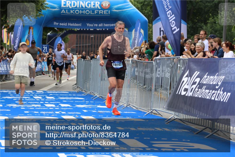 29.06.2025 - hella hamburg halbmarathon Strokosch-Dieckow http://msf.ph/oto/8364784 29.06.2025 10:28:57 Ziel 1827, 10351, 18874, 19142 meine-sportfotos.de