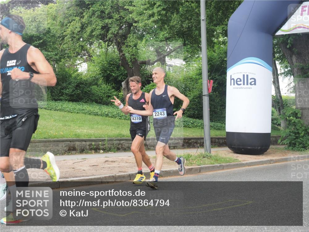 29.06.2025 - hella hamburg halbmarathon KatJ http://msf.ph/oto/8364794 29.06.2025 10:22:53 Zwischen KM18-KM19 2243, 4246 meine-sportfotos.de