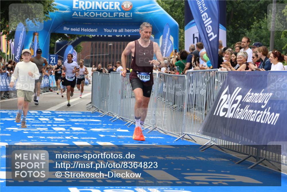 29.06.2025 - hella hamburg halbmarathon Strokosch-Dieckow http://msf.ph/oto/8364823 29.06.2025 10:28:57 Ziel 1827, 10351, 18874, 19142 meine-sportfotos.de