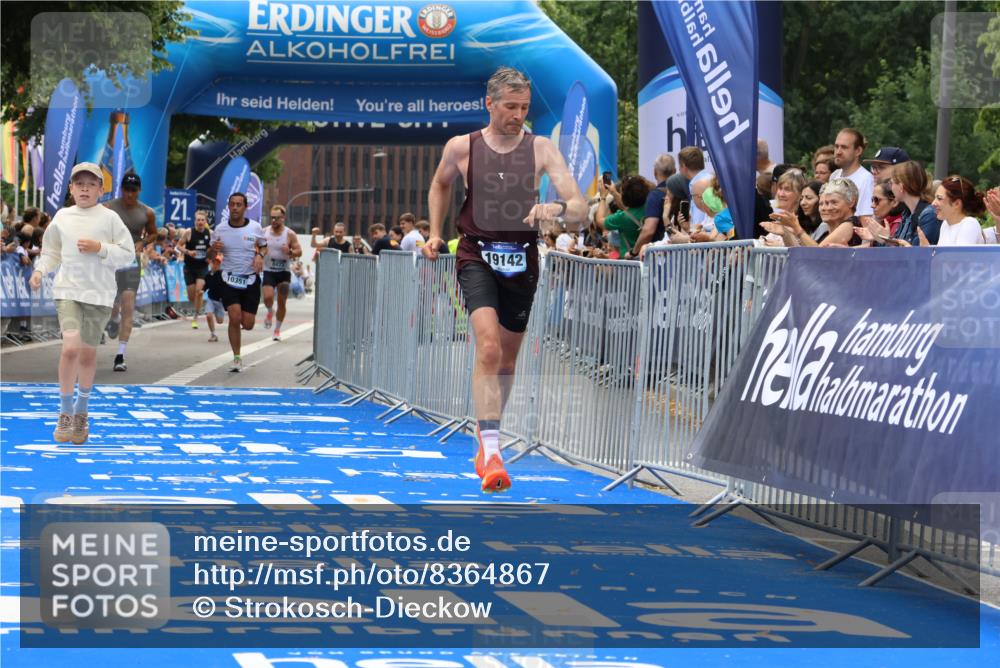 29.06.2025 - hella hamburg halbmarathon Strokosch-Dieckow http://msf.ph/oto/8364867 29.06.2025 10:28:57 Ziel 1827, 10351, 18874, 19142 meine-sportfotos.de