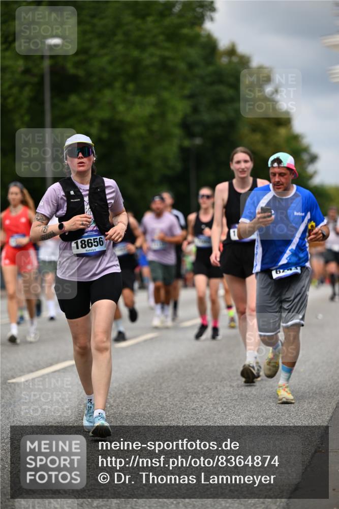 29.06.2025 - hella hamburg halbmarathon Dr. Thomas Lammeyer http://msf.ph/oto/8364874 29.06.2025 10:41:40 Kennedybrücke 56, 1022, 1118, 1276, 1337, 1339, 1799, 1819, 2016, 2031, 2104, 2199, 2272, 2480, 3230, 3873, 4347, 4442, 4618, 4733, 4762, 5146, 5224, 5640, 5940, 6243, 6584, 6821, 7085, 7124, 7544, 8499, 8758, 8843, 9054, 9055, 9288, 10024, 10112, 10159, 10476, 10762, 10798, 10919, 10931 meine-sportfotos.de