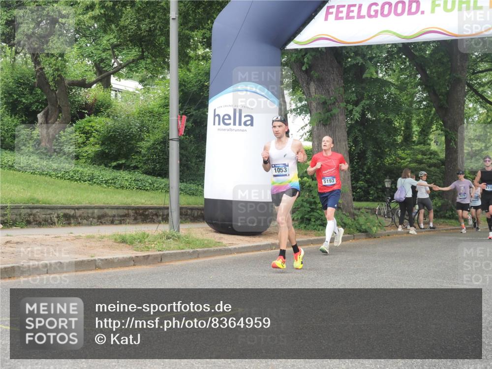 29.06.2025 - hella hamburg halbmarathon KatJ http://msf.ph/oto/8364959 29.06.2025 10:22:55 Zwischen KM18-KM19 1053, 2243, 4246 meine-sportfotos.de