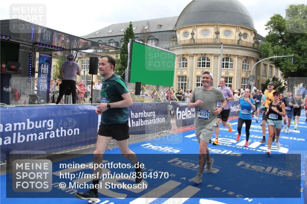 29.06.2025 - hella hamburg halbmarathon Michael Strokosch http://msf.ph/oto/8364970 29.06.2025 10:56:48 Ziel 2378, 3836, 4152, 7646, 8825, 8996, 9488, 11083, 11870, 13816, 14369, 14461, 15134, 15431, 15712, 16008, 16009, 16043, 16121, 17133, 18634 meine-sportfotos.de