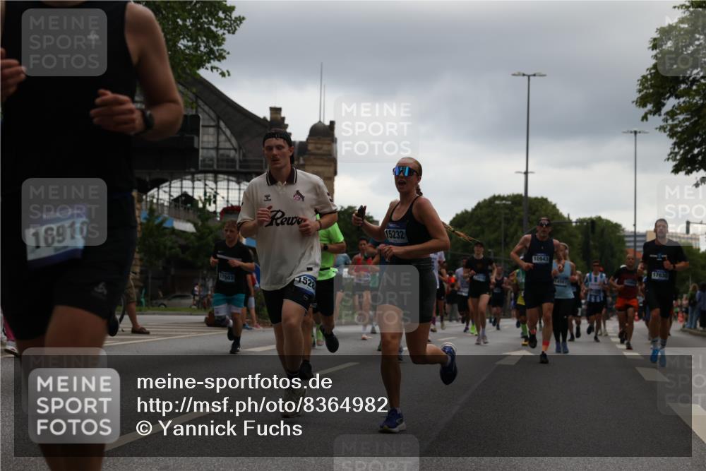 29.06.2025 - hella hamburg halbmarathon Yannick Fuchs http://msf.ph/oto/8364982 29.06.2025 10:53:21 20KM 2006, 2348, 2584, 2677, 2957, 2978, 3114, 3181, 3279, 3425, 3983, 4088, 4592, 4796, 5885, 6087, 6202, 6220, 6438, 7031, 7223, 7287, 8290, 10036, 10587, 10759, 10896, 10943, 11018, 11935, 11938, 12206, 12261, 12564, 12633, 12736, 12862, 13583, 13761, 14567, 14732, 14902, 14928, 14965, 15232, 15240, 15284, 16227, 16341, 16910, 16980, 17017, 17176, 17304, 17503, 17630, 18153, 18327, 18467, 18485, 18716, 18855, 19015, 19160 meine-sportfotos.de