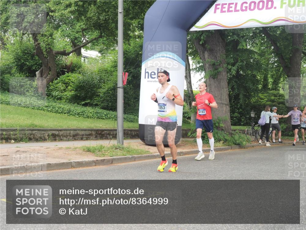 29.06.2025 - hella hamburg halbmarathon KatJ http://msf.ph/oto/8364999 29.06.2025 10:22:55 Zwischen KM18-KM19 1053, 2243, 4246 meine-sportfotos.de