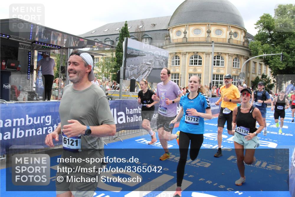 29.06.2025 - hella hamburg halbmarathon Michael Strokosch http://msf.ph/oto/8365042 29.06.2025 10:56:49 Ziel 2378, 3836, 7646, 8825, 8996, 9488, 11870, 13816, 14369, 14461, 15134, 15431, 15712, 16008, 16009, 16043, 16121, 17133, 18634 meine-sportfotos.de