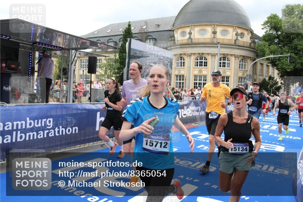 29.06.2025 - hella hamburg halbmarathon Michael Strokosch http://msf.ph/oto/8365054 29.06.2025 10:56:50 Ziel 2378, 3836, 8825, 8996, 13816, 14369, 14461, 15134, 15431, 15712, 16008, 16009, 16043, 16121, 16679, 17133, 18634 meine-sportfotos.de