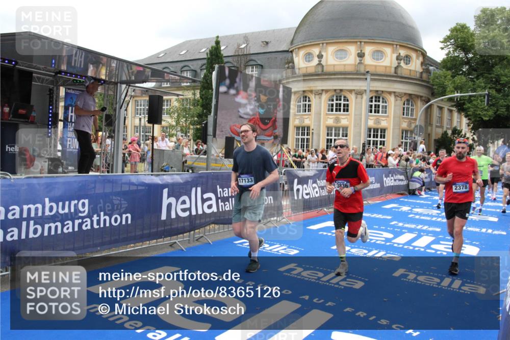 29.06.2025 - hella hamburg halbmarathon Michael Strokosch http://msf.ph/oto/8365126 29.06.2025 10:56:52 Ziel 1955, 2378, 2741, 3836, 5418, 6835, 7716, 8825, 8996, 13816, 14369, 14461, 15134, 15431, 16008, 16009, 16679, 17133, 18634 meine-sportfotos.de
