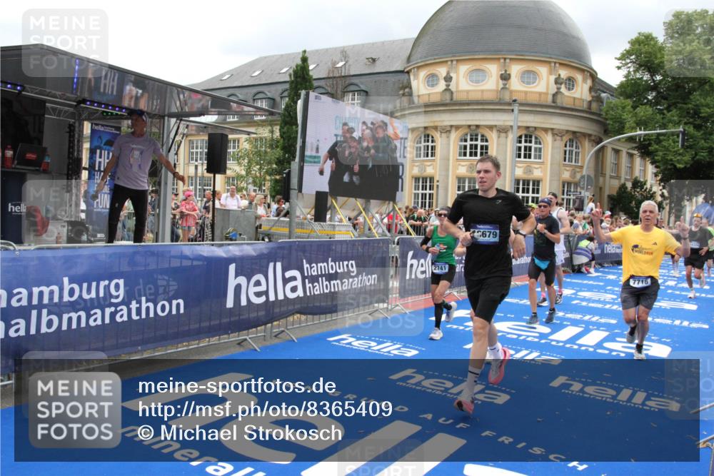 29.06.2025 - hella hamburg halbmarathon Michael Strokosch http://msf.ph/oto/8365409 29.06.2025 10:56:57 Ziel 1955, 2282, 2741, 2759, 5033, 5418, 6835, 7716, 11043, 13816, 14678, 15097, 16008, 16009, 16620, 16679 meine-sportfotos.de