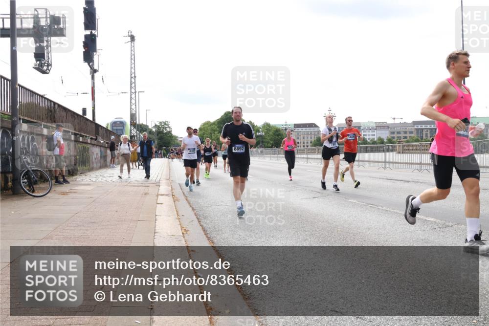 29.06.2025 - hella hamburg halbmarathon Lena Gebhardt http://msf.ph/oto/8365463 29.06.2025 10:14:28 Lombardsbrücke 8892, 1194, 1406, 1728, 1890, 2494, 2990, 3020, 3154, 3756, 3834, 3939, 4032, 4962, 5191, 5670, 5981, 6028, 6083, 6089, 6287, 6366, 6935, 7209, 7442, 7802, 7840, 7991, 8001, 8057, 8147, 8409, 8755, 8892, 9556, 9663, 9709, 9845, 9886, 10224, 10610, 11987, 12467, 12938, 13237, 13285, 13788, 14488, 15840, 16126, 17439, 18041, 18236, 18239 meine-sportfotos.de