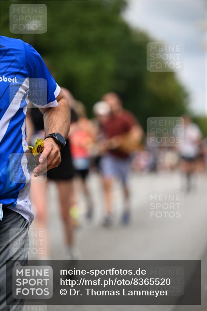 29.06.2025 - hella hamburg halbmarathon Dr. Thomas Lammeyer http://msf.ph/oto/8365520 29.06.2025 10:41:44 Kennedybrücke 1276, 1337, 1339, 1799, 1819, 2016, 2031, 2104, 2199, 2272, 2480, 2853, 4347, 4442, 4618, 4733, 4762, 5146, 5522, 5523, 5640, 5940, 6243, 6584, 6821, 7085, 7124, 7544, 8499, 8758, 8811, 8843, 8985, 9054, 9055, 9288, 10159, 10476, 10762, 10798, 10836, 10919 meine-sportfotos.de