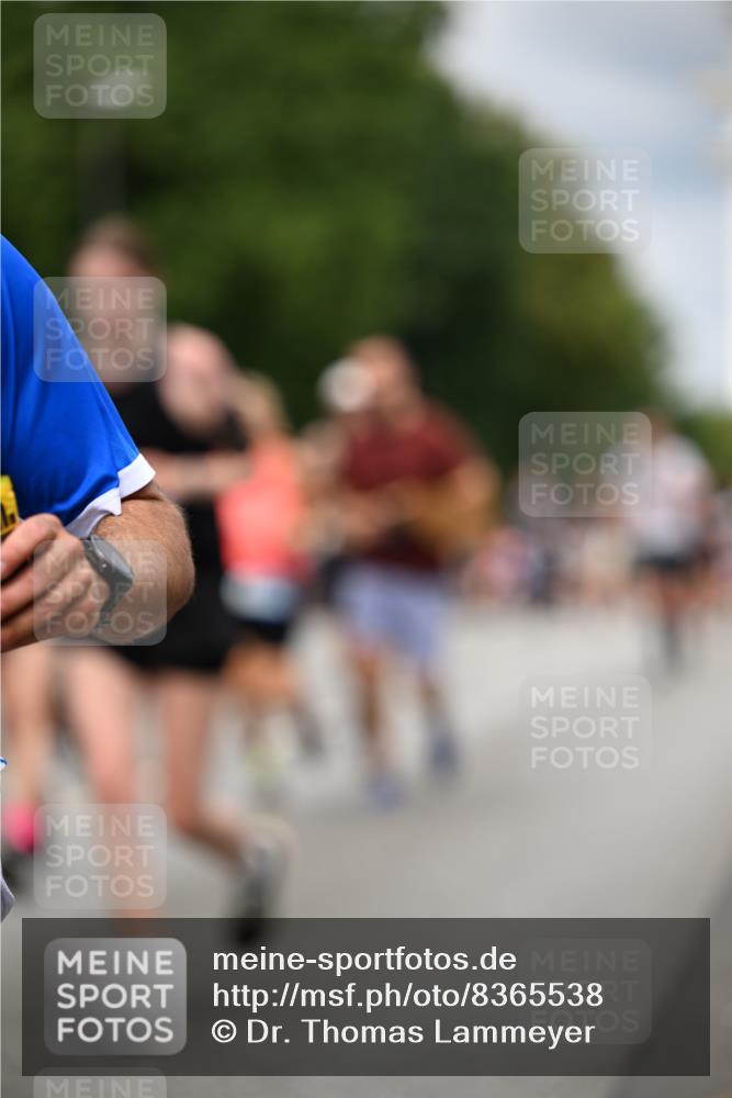 29.06.2025 - hella hamburg halbmarathon Dr. Thomas Lammeyer http://msf.ph/oto/8365538 29.06.2025 10:41:44 Kennedybrücke 1276, 1337, 1339, 1799, 1819, 2016, 2031, 2104, 2199, 2272, 2480, 2853, 4347, 4442, 4618, 4733, 4762, 5146, 5522, 5523, 5640, 5940, 6243, 6584, 6821, 7085, 7124, 7544, 8499, 8758, 8811, 8843, 8985, 9054, 9055, 9288, 10159, 10476, 10762, 10798, 10836, 10919 meine-sportfotos.de