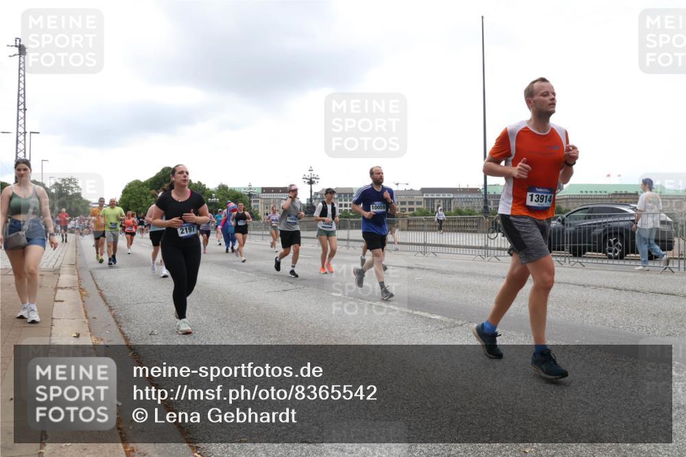 29.06.2025 - hella hamburg halbmarathon Lena Gebhardt http://msf.ph/oto/8365542 29.06.2025 10:48:34 Lombardsbrücke 13914, 1142, 1157, 1167, 1174, 1175, 1584, 1645, 2037, 2195, 2418, 2437, 2438, 2475, 2627, 2650, 2716, 2756, 2909, 2958, 3224, 3320, 3504, 3661, 3679, 3933, 4588, 5010, 5585, 5781, 5952, 6143, 7203, 7532, 7947, 7948, 8461, 8521, 8719, 8760, 8948, 9552, 9775, 9787, 9921, 10059, 10145, 10204, 10366, 10524, 10654, 10656, 11364, 11365, 11742, 11781, 13814, 13845, 15715, 16498, 16499, 16701 meine-sportfotos.de