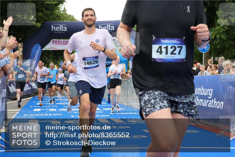 29.06.2025 - hella hamburg halbmarathon Strokosch-Dieckow http://msf.ph/oto/8365552 29.06.2025 10:50:29 Ziel 1399, 1750, 3414, 4127, 4247, 4346, 5447, 6282, 6795, 7397, 7786, 8153, 8576, 8899, 9057, 11214, 11455, 12035, 12624, 13812, 14626, 15519, 15803, 16806, 17179, 17247, 17319, 18006, 18394 meine-sportfotos.de