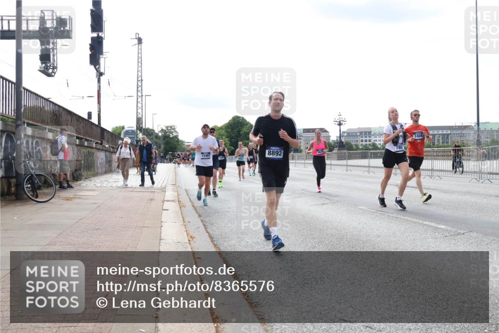 29.06.2025 - hella hamburg halbmarathon Lena Gebhardt http://msf.ph/oto/8365576 29.06.2025 10:14:29 Lombardsbrücke 8892, 12467, 780, 1406, 1194, 1406, 1728, 1890, 2494, 2990, 3020, 3154, 3691, 3756, 3834, 3939, 4032, 4962, 5191, 5670, 5981, 6028, 6083, 6089, 6287, 6366, 6935, 7209, 7442, 7802, 7840, 7991, 8001, 8057, 8147, 8409, 8755, 8892, 9556, 9663, 9709, 9845, 9886, 10224, 10391, 10610, 11987, 12467, 12938, 13237, 13285, 13788, 14488, 15840, 16126, 18041, 18236, 18239 meine-sportfotos.de