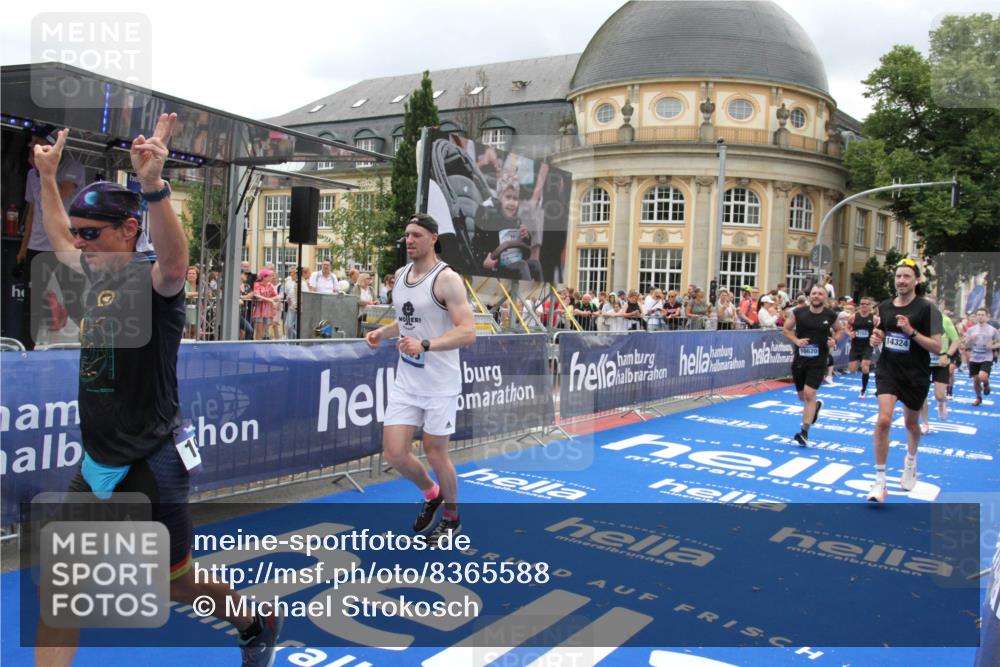 29.06.2025 - hella hamburg halbmarathon Michael Strokosch http://msf.ph/oto/8365588 29.06.2025 10:56:59 Ziel 1955, 2282, 2741, 2759, 5033, 5418, 6835, 7716, 8669, 11043, 11212, 11638, 14678, 15097, 16470, 16620, 16679 meine-sportfotos.de