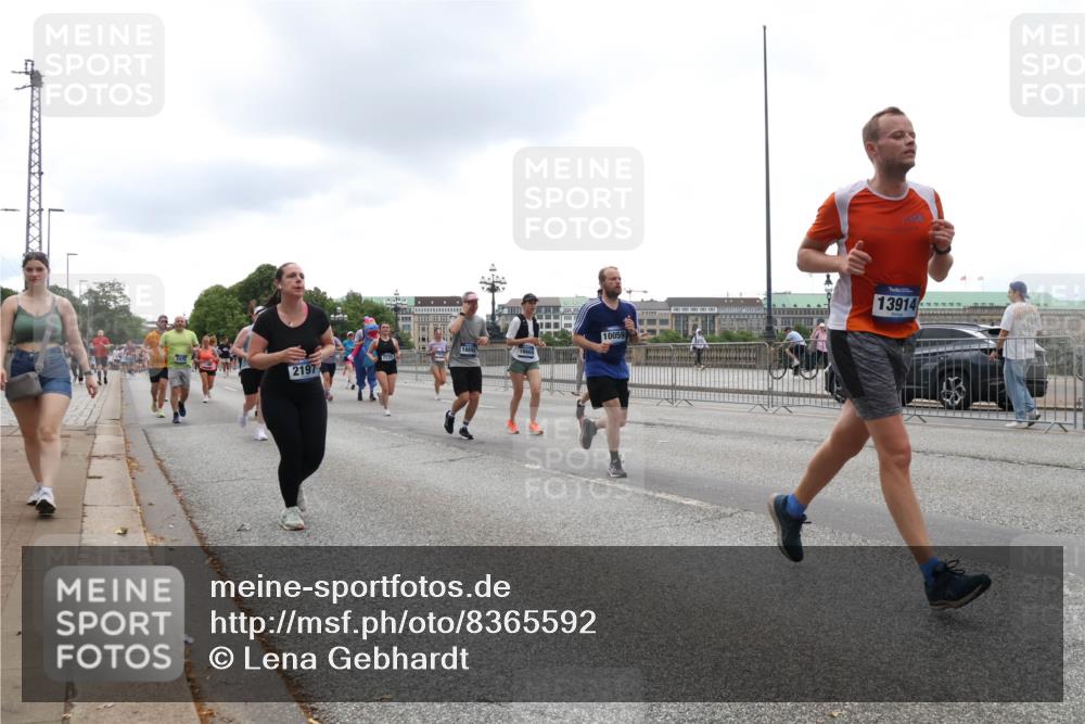 29.06.2025 - hella hamburg halbmarathon Lena Gebhardt http://msf.ph/oto/8365592 29.06.2025 10:48:35 Lombardsbrücke 247, 7532, 2197, 10059, 13914, 1142, 1157, 1167, 1584, 1645, 2037, 2195, 2418, 2437, 2438, 2475, 2627, 2650, 2716, 2756, 2792, 2909, 2958, 3224, 3320, 3504, 3661, 3679, 3933, 4588, 5010, 5585, 5781, 5952, 6143, 7203, 7532, 7947, 7948, 8461, 8521, 8719, 8760, 8948, 9552, 9775, 9787, 9921, 10059, 10145, 10204, 10366, 10524, 10654, 10656, 11364, 11365, 11742, 11781, 13814, 13845, 15715, 16498, 16499, 16701 meine-sportfotos.de