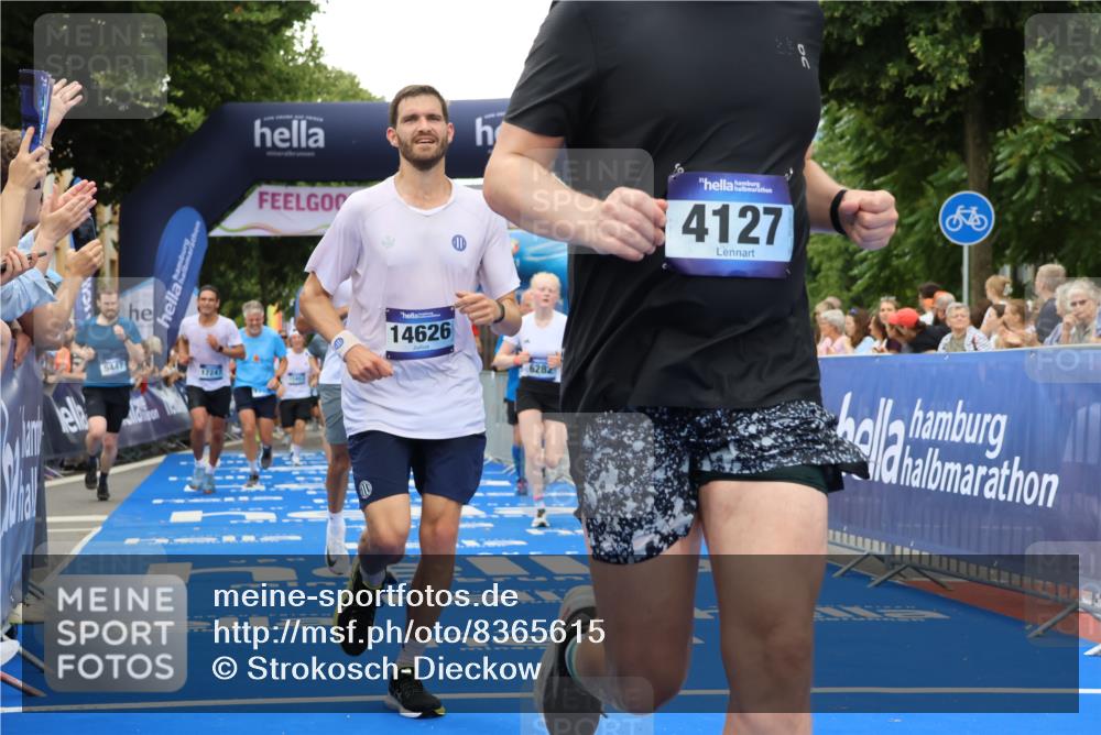 29.06.2025 - hella hamburg halbmarathon Strokosch-Dieckow http://msf.ph/oto/8365615 29.06.2025 10:50:29 Ziel 1399, 1750, 3414, 4127, 4247, 4346, 5447, 6282, 6795, 7397, 7786, 8153, 8576, 8899, 9057, 11214, 11455, 12035, 12624, 13812, 14626, 15519, 15803, 16806, 17179, 17247, 17319, 18006, 18394 meine-sportfotos.de