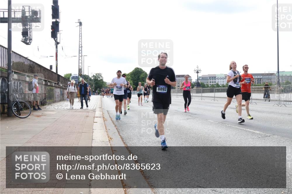 29.06.2025 - hella hamburg halbmarathon Lena Gebhardt http://msf.ph/oto/8365623 29.06.2025 10:14:29 Lombardsbrücke 12467, 890, 780, 8892, 406, 1194, 1406, 1728, 1890, 2494, 2990, 3020, 3154, 3691, 3756, 3834, 3939, 4032, 4962, 5191, 5670, 5981, 6028, 6083, 6089, 6287, 6366, 6935, 7209, 7442, 7802, 7840, 7991, 8001, 8057, 8147, 8409, 8755, 8892, 9556, 9663, 9709, 9845, 9886, 10224, 10391, 10610, 11987, 12467, 12938, 13237, 13285, 13788, 14488, 15840, 16126, 18041, 18236, 18239 meine-sportfotos.de