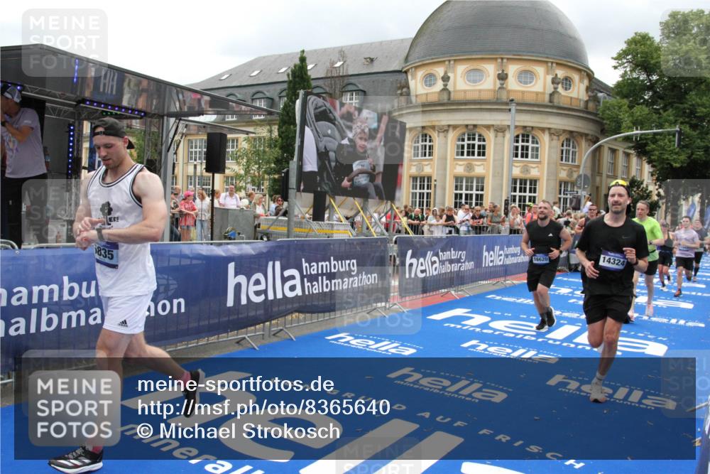 29.06.2025 - hella hamburg halbmarathon Michael Strokosch http://msf.ph/oto/8365640 29.06.2025 10:56:59 Ziel 1955, 2282, 2741, 2759, 5033, 5418, 6835, 7716, 8669, 11043, 11212, 11638, 14678, 15097, 16470, 16620, 16679 meine-sportfotos.de
