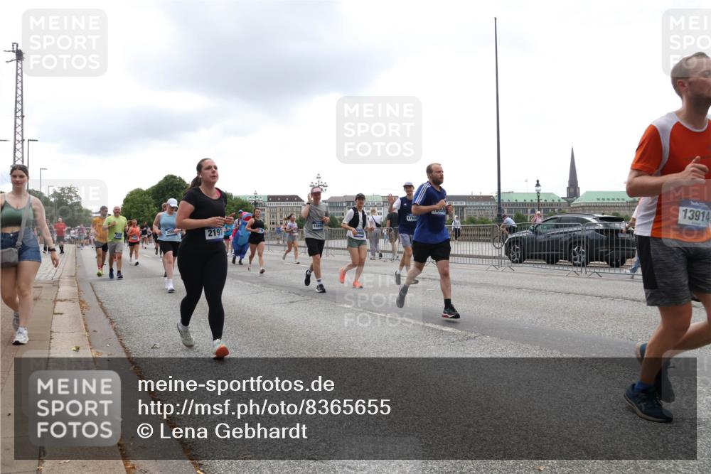 29.06.2025 - hella hamburg halbmarathon Lena Gebhardt http://msf.ph/oto/8365655 29.06.2025 10:48:35 Lombardsbrücke 2197, 1669, 17930, 13914, 1142, 1157, 1167, 1584, 1645, 2037, 2195, 2418, 2437, 2438, 2475, 2627, 2650, 2716, 2756, 2792, 2909, 2958, 3224, 3320, 3504, 3661, 3679, 3933, 4588, 5010, 5585, 5781, 5952, 6143, 7203, 7532, 7947, 7948, 8461, 8521, 8719, 8760, 8948, 9552, 9775, 9787, 9921, 10059, 10145, 10204, 10366, 10524, 10654, 10656, 11364, 11365, 11742, 11781, 13814, 13845, 15715, 16498, 16499, 16701 meine-sportfotos.de