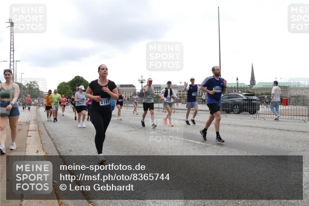 29.06.2025 - hella hamburg halbmarathon Lena Gebhardt http://msf.ph/oto/8365744 29.06.2025 10:48:35 Lombardsbrücke 1669, 2197, 16669, 10059, 1142, 1157, 1167, 1584, 1645, 2037, 2195, 2418, 2437, 2438, 2475, 2627, 2650, 2716, 2756, 2792, 2909, 2958, 3224, 3320, 3504, 3661, 3679, 3933, 4588, 5010, 5585, 5781, 5952, 6143, 7203, 7532, 7947, 7948, 8461, 8521, 8719, 8760, 8948, 9552, 9775, 9787, 9921, 10059, 10145, 10204, 10366, 10524, 10654, 10656, 11364, 11365, 11742, 11781, 13814, 13845, 15715, 16498, 16499, 16701 meine-sportfotos.de