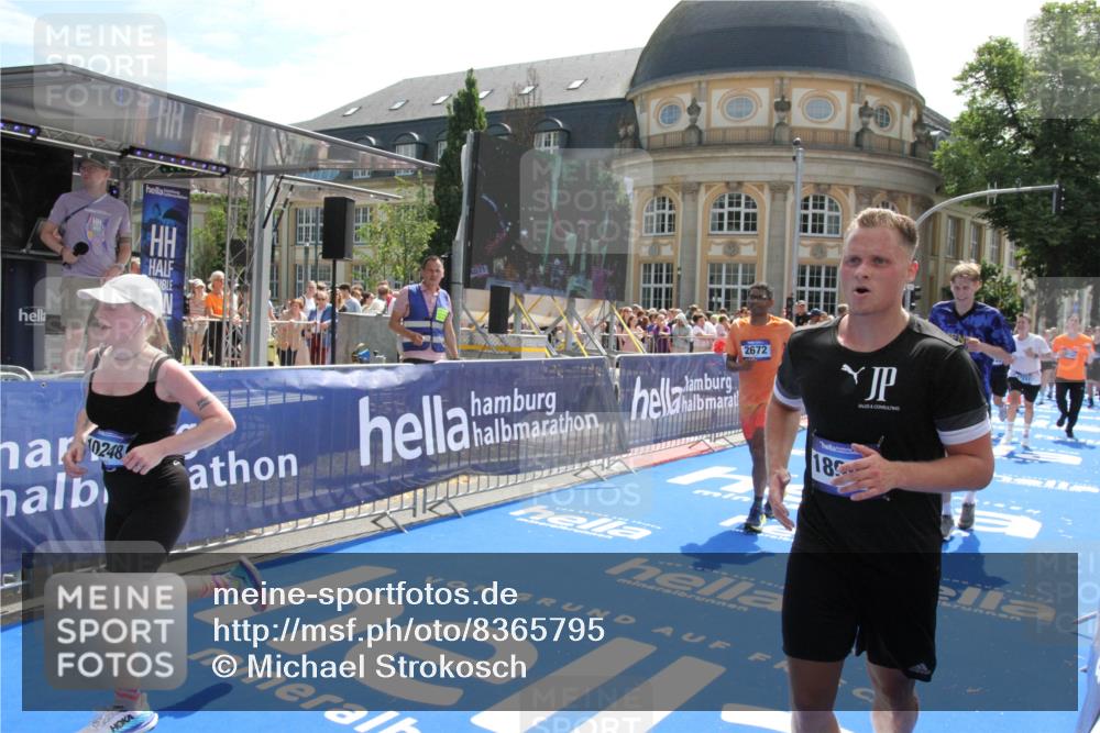 29.06.2025 - hella hamburg halbmarathon Michael Strokosch http://msf.ph/oto/8365795 29.06.2025 11:31:27 Ziel 1237, 1799, 2672, 2945, 5223, 8149, 9542, 9750, 10248, 10800, 12136, 13316, 13464, 17072, 17317, 17635, 18743, 18941 meine-sportfotos.de